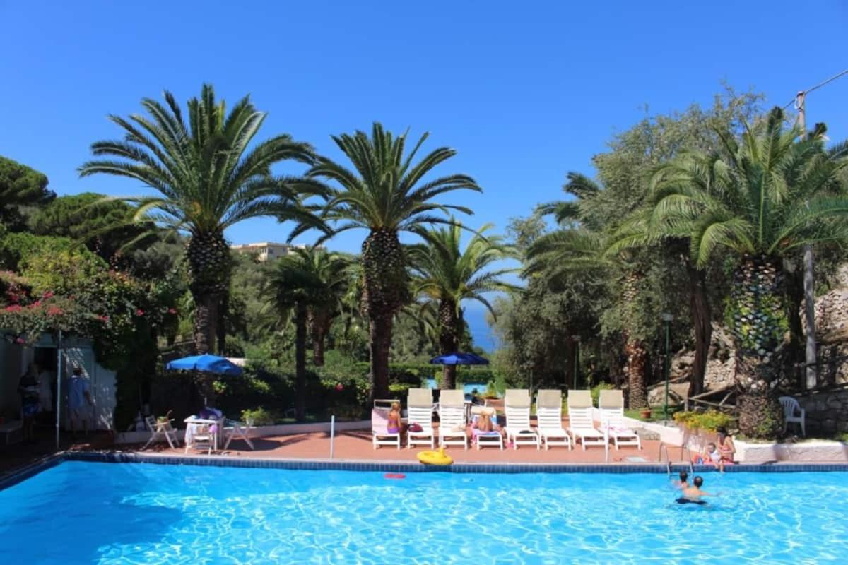 Un Paradiso A Sorrento Con Piscina 马萨鲁布朗斯 外观 照片