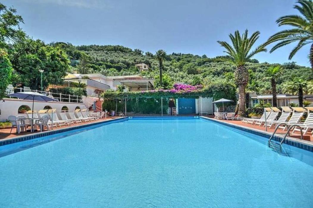 Un Paradiso A Sorrento Con Piscina 马萨鲁布朗斯 外观 照片